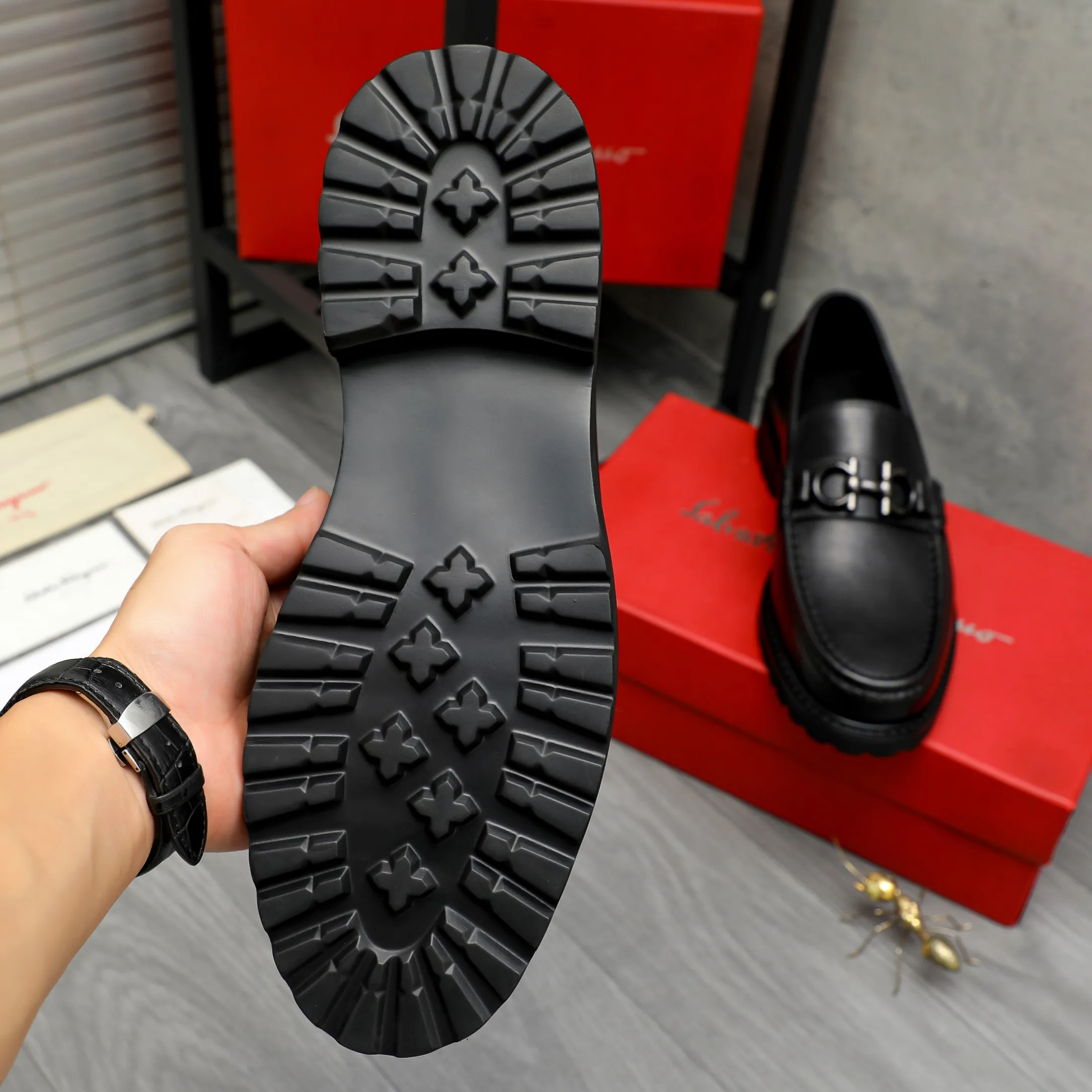 Men's shoes 💰442 Product trademark: Ferragamo "Ferragamo" business formal leather shoes Regular size: 38-46 (45.46 custom-made and non-refundable) Product materials: Selected high-quality cowhide upper, cowhide lining, non-slip rubber outsole